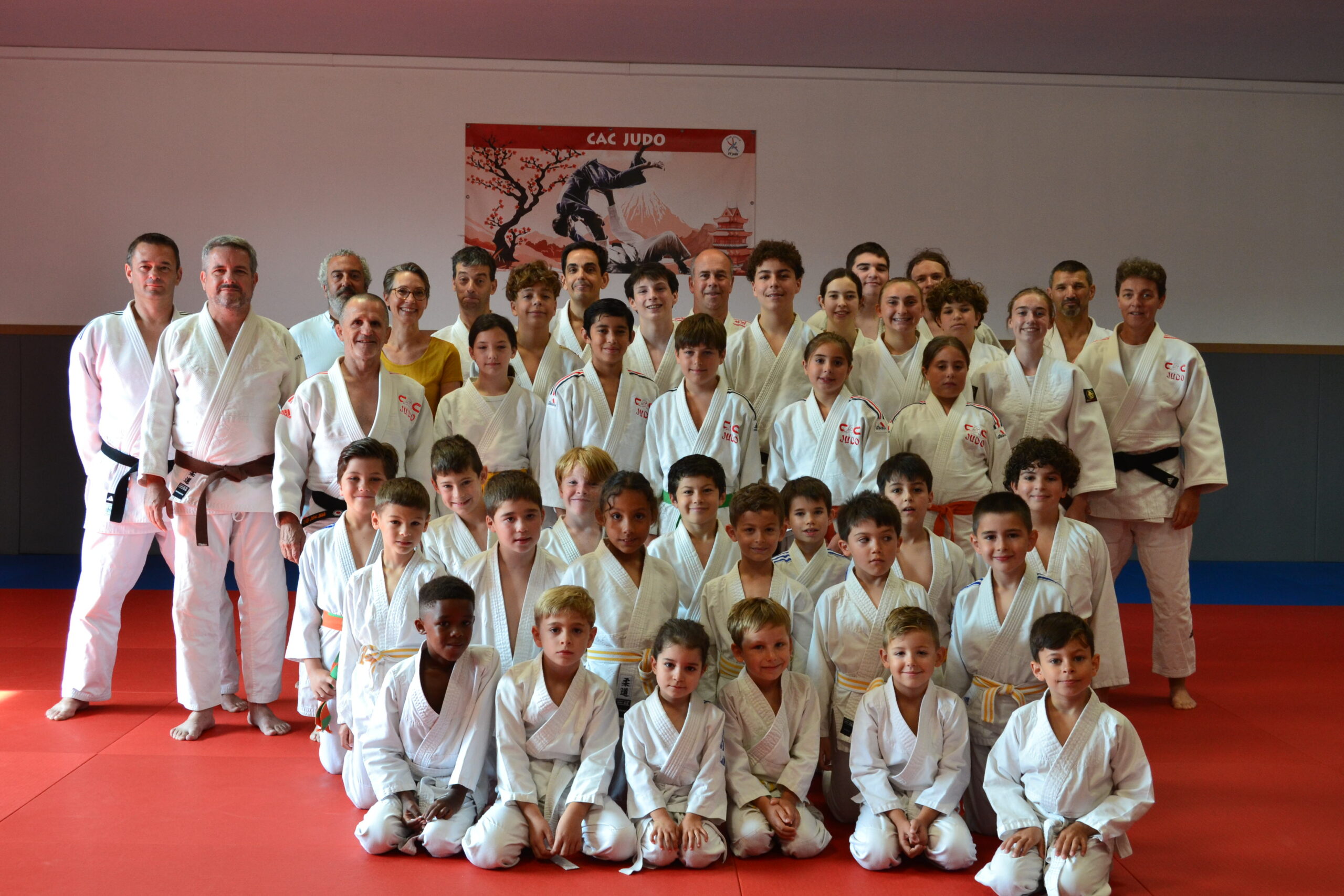 Les judokas du CAC en photo de groupe sur le tatami